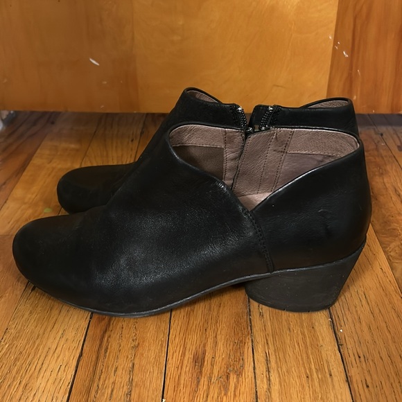Dansko Raina Black Burnished Leather Bootie size 39 EUC - Picture 4 of 7